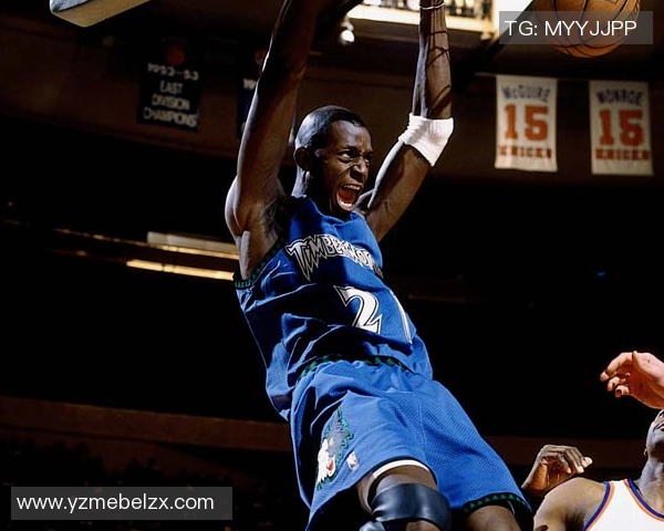 里夫斯与伍德一同观战夏联，伍德与新帅雷迪克场边热聊展现深厚默契